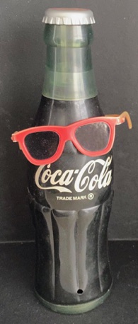 26149-1 € 10,00 coca cola dansend flesje rode bril.jpeg